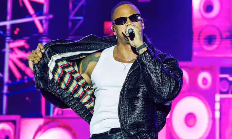 Imagem de Léo Santana revela “amuletos” de fé e carinho com Lore Improta e Liz nos bastidores